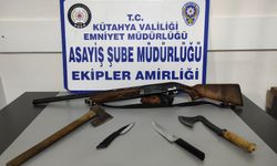 3 kişiden ruhsatsız av tüfeği ve kesici aletler ele geçirildi