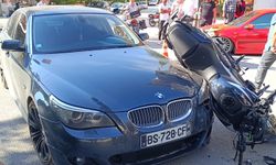 MOTOSİKLETİN OTOMOBİLİN ÜZERİNE ÇIKTIĞI KAZADA SÜRÜCÜ AĞIR YARALANDI