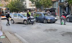 CADDENİN SOKAKLA KESİŞİMİNDE 2 OTOMOBİL ÇARPIŞTI: 1 YARALI