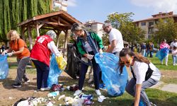 Doğaseverler, Dünya Temizlik Günü'nde çöp topladı