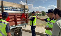 JANDARMA TRAKTÖR SÜRÜCÜLERİNE EĞİTİM VERİP, REFLEKTÖR DAĞITTI