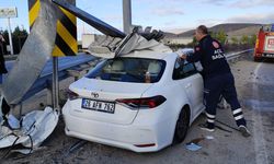 Bariyere ok gibi saplanan otomobilde bir kişi öldü, 3 kişi yaralandı