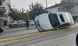 DEVRİLEN OTOMOBİL TRAMVAY SEFERLERİNİ AKSATTI