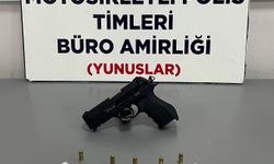 Silah ve uyuşturucu bulunan araçtaki 2 kişi gözaltına alındı