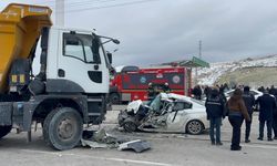 KAMYONLA OTOMOBİL KAFA KAFAYA ÇARPIŞTI: 1 KİŞİ ÖLDÜ