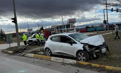 İKİ ARAÇ ÇARPIŞTI: 3 YARALI