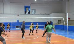 BAŞKAN DİLSİZ'DEN KIZ VOLEYBOL TAKIMINA MAÇ ÖNCESİ MOTİVASYON DESTEĞİ