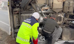 YOLA DEVRİLEN TIRDA ÇIKAN YANGINA İLK MÜDAHALEYİ JANDARMA YAPTI