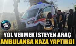 YOL VERMEK İSTEYEN ARAÇ AMBULANSA KAZA YAPTIRDI