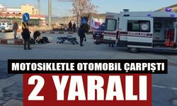 MOTOSİKLETLE OTOMOBİL ÇARPIŞTI 2 YARALI