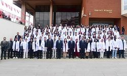 GELECEĞİN ECZACI ADAYLARI DÜZENLENEN TÖRENLE BEYAZ ÖNLÜKLERİNİ GİYDİ