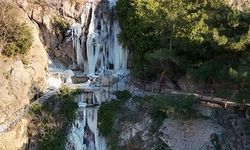 BUZ SARKITLARI ARASINDAN AKAN ŞELALE GÖRSEL GÜZELLİK OLUŞTURDU
