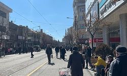 Güneşli havanın etkisiyle vatandaşlar kent merkezinde yoğunluk oluşturdu