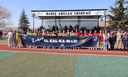 KADIN JANDARMA, KADIN FUTBOL TAKIMININ MAÇINDA GÜVENLİĞİ SAĞLAYIP BİLGİLENDİRDİ