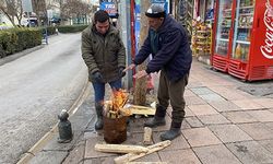 DÜN KISA KOLLU İLE GEZEN VATANDAŞLAR BUGÜN ATEŞ BAŞINDA ISINMAYA ÇALIŞTI