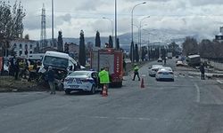 TIR İLE KAMYONET ÇARPIŞTI: 1 ÖLÜ, 2 YARALI