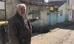 EVDEN ÇIKARILAN YAŞLI ADAM KURDUĞU ÇADIRDA YAŞAM MÜCADELESİ VERİYOR