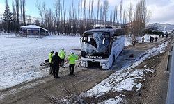 YOLCU OTOBÜSÜ KAZA YAPTI: 1 ÖLÜ 25 YARALI
