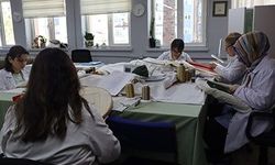 Kadınlar burada unutulmaya yüz tutmuş sanatları icra ediyor