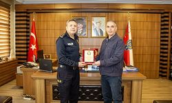 İL EMNİYET MÜDÜRÜ YILMAZ’DAN EMEKLİ POLİS MEMURUNA PLAKET TAKDİMİ