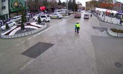 POLİSİN ABLA ŞEFKATİYLE YÜREKLERİ ISITAN GÖRÜNTÜSÜ