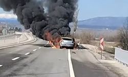 Seyir halindeki otomobil alev alev yandı