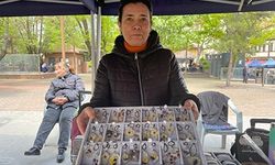 Canlı çiçekler epoksi reçine ile kolyeye dönüşüyor