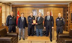 İL EMNİYET MÜDÜRÜNDEN EMEKLİYE AYRILAN MESLEKTAŞINA VEFA PLAKETİ