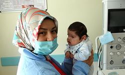 BOYNUNDA DEV TÜMÖRLE DOĞAN BEBEK HAYATA TUTUNDU