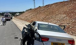 BİLECİK'TE KAMYON PARK HALİNDEKİ OTOMOBİLE ÇARPTI, 1 YARALI