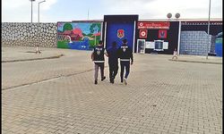 KAFASINA TAKTIĞI PERUKLA 6 AY KAÇABİLDİ