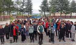 Öğretmen ve öğrenciler 100 fidanı toprakla buluşturdu