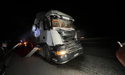 ÖNÜNDEKİ TIRA ÇARPAN DEMİR YÜKLÜ TIRIN SÜRÜCÜSÜ YARALANDI