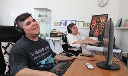YALNIZCA PARMAKLARINI KULLANABİLEN İKİZ KARDEŞLER BİN PARÇA BESTELEDİ