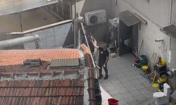 KOMŞUSUNUN ÇATISINDA ÇIKAN YANGINI TERASINDAN FİLM GİBİ İZLEDİ