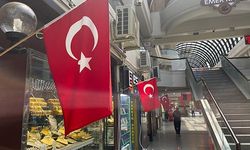 19 MAYIS'TA DÜKKÂNLAR TÜRK BAYRAKLARIYLA DONATILDI