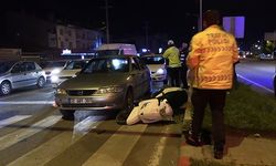 MOTOSİKLET 2 OTOMOBİLE ÇARPTI: 1 YARALI
