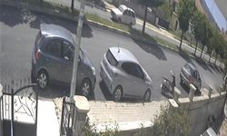 GENÇLERİN YARALANDIĞI MOTOSİKLET KAZASI GÜVENLİK KAMERASINDA
