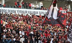 Şampiyonluğunu stadında kutlayan taraftarlardan siyah-kırmızı manzaralar