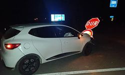 Ehliyetsiz ve alkollü sürücü 'Dur' levhasına çarptı: 1 yaralı