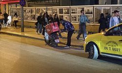 ÖNÜNDEKİ ARACA ARKADAN ÇARPAN MOTOSİKLETLİ KURYE YARALANDI