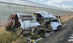TREN MİNİBÜSE ÇARPTI: 1 YARALI