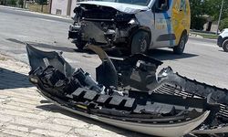 OTOMOBİLLE KAMYONET ÇARPIŞTI: 1 YARALI