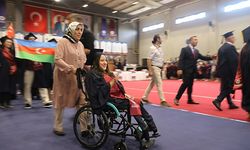 YÜZDE 90 ENGELLİ KIZININ EĞİTİMİ İÇİN 21 YILDIR ÇABALAYAN ANNE MEZUNİYET GURURU YAŞADI