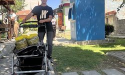 SOKAK SOKAK DOLAŞIP BEBEK ARABASINA YÜKLEDİĞİ SALAMURA YAPRAKLARI SATIYOR