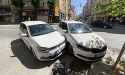 Caddede çarpışan 2 otomobilde maddi hasar oluştu