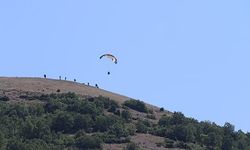 İnönü'de paraşütlerle atlayanlardan görsel şölen