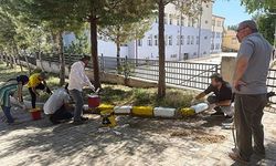 FEDAKAR ÖĞRETMENLER OKUL BAHÇESİNİ GÜZELLEŞTİRDİ