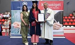 Venezuelalı diplomat da Anadolu Üniversitesi'nde mezuniyet sevinci yaşadı