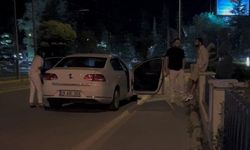 ÇEVİRMEYE YAKALANARAK CEZA YİYEN ARKADAŞININ YANINDA ALKOL ALMAYA DEVAM ETTİ